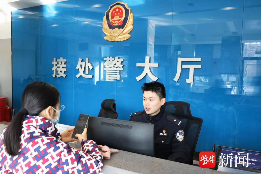 00后民警在派出所门口被“包围”！接下来……