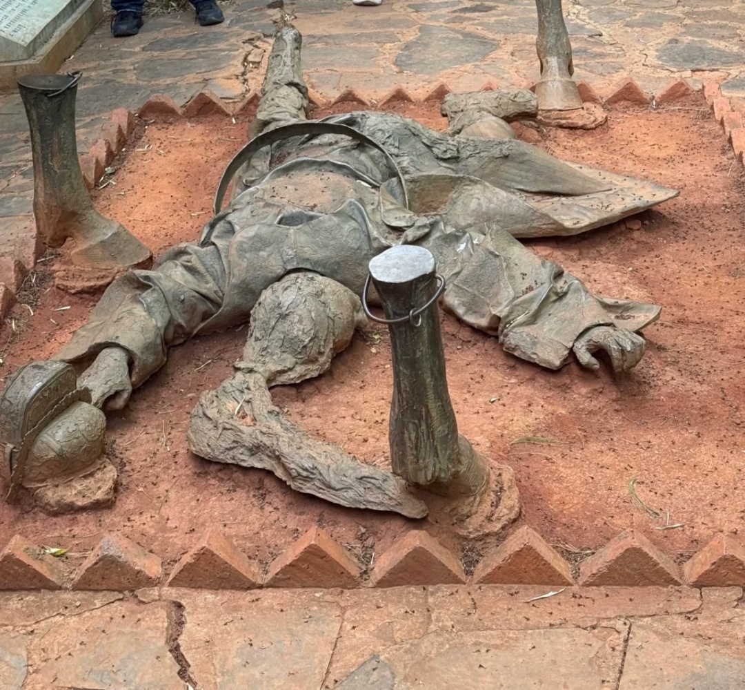 昆明莲花池公园永历帝“趴泥”雕塑引争议，公园管理方回应→