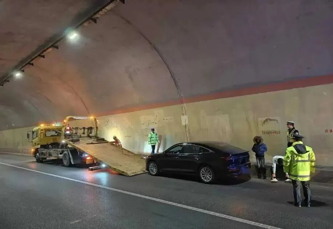 惊险！一轿车刹车失灵以115km/h狂飙，交警提示→