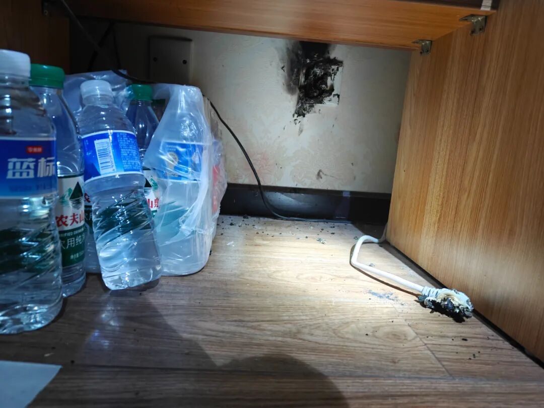 使用了11年的插线板差点引发火灾 大兴消防提示老旧插线板莫“超期服役” 使用了11年的插线板差点引发火灾 大兴消防提示老旧插线板莫“超期服役”