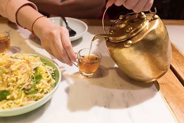 长期喝白开水和长期喝茶的人，谁更健康？