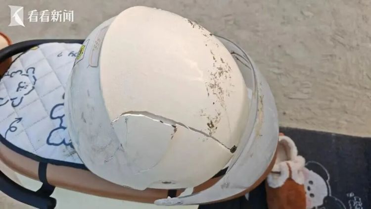 死里逃生！骑行女子被卡车碾过，一个习惯保命