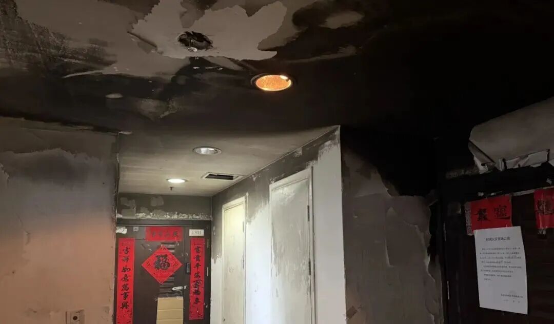 小情侣深夜组养生局，手抖烧光半个出租屋！现场太“灾难”
