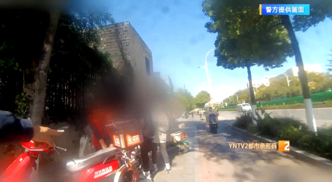 小心！昆明这条下穿隧道惊现“刀片阵”！多辆电动车连环爆胎！