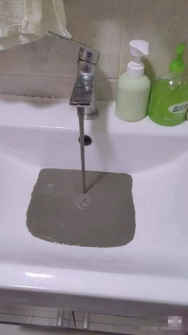 河北一小区自来水浑浊似“水泥”？业主调侃能盖房！物业回应：管道破裂
