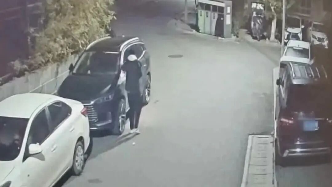凌晨，有人在车辆上张贴“小卡片”！警方提醒：看到立即报警