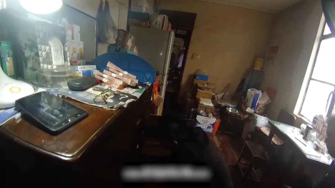 离谱！阿姨每天躺在100万现金上睡觉，家中还有成箱的现金……藏着什么秘密？