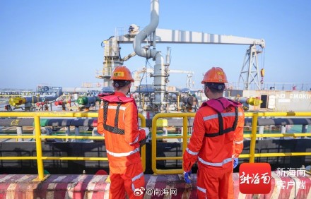 封关首日，第一批“零关税”通关货物抵达洋浦港