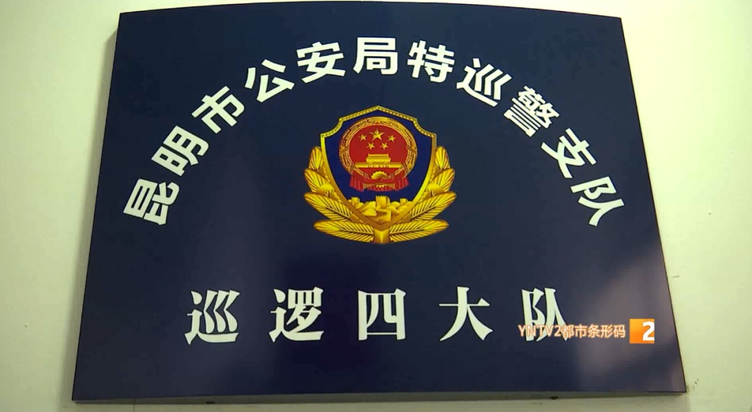 小心！昆明这条下穿隧道惊现“刀片阵”！多辆电动车连环爆胎！