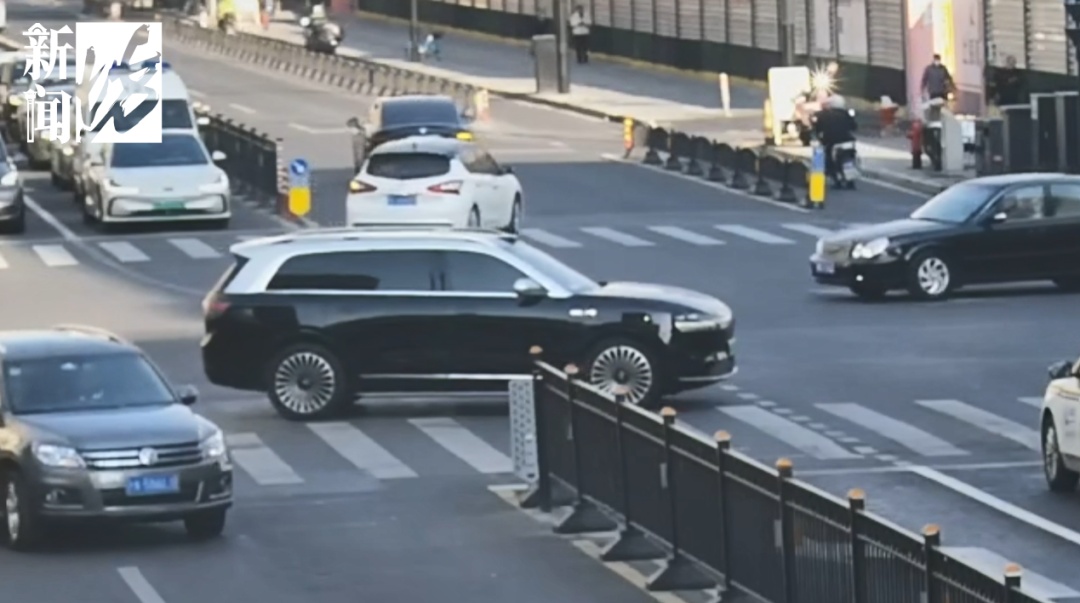 上海市中心，一西装男子突然当街下跪“求放过”……