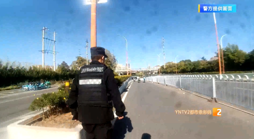 小心！昆明这条下穿隧道惊现“刀片阵”！多辆电动车连环爆胎！