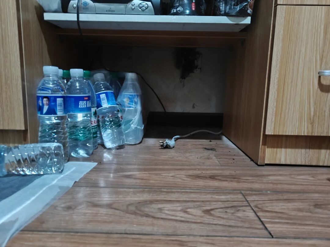 使用了11年的插线板差点引发火灾 大兴消防提示老旧插线板莫“超期服役” 使用了11年的插线板差点引发火灾 大兴消防提示老旧插线板莫“超期服役”