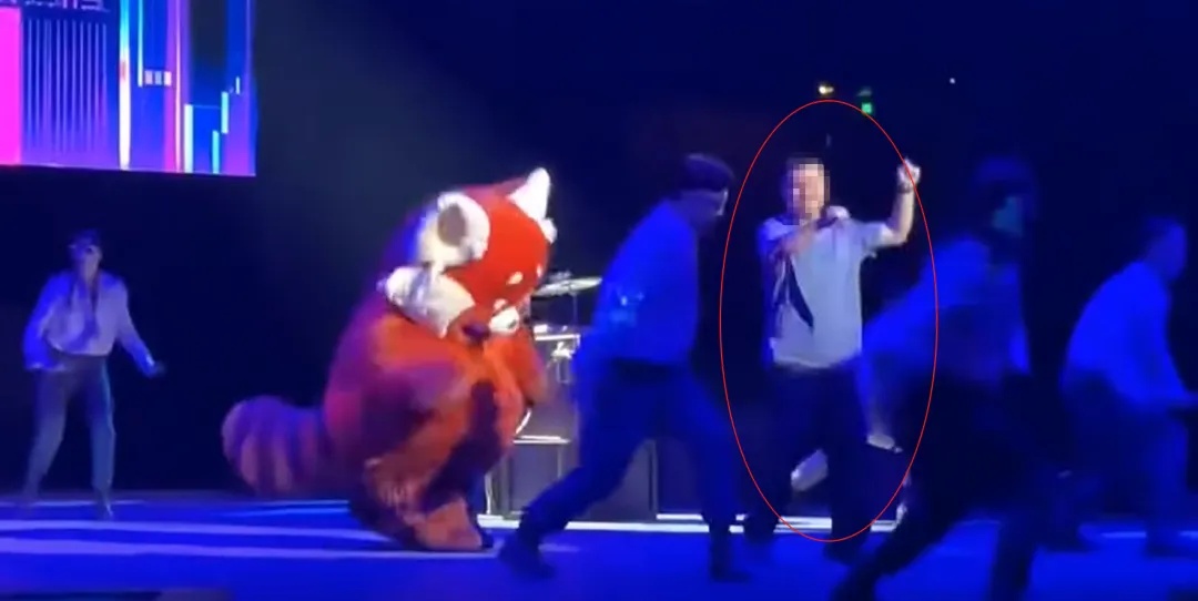 上海迪士尼突发一幕，演出被迫中断！网友：她还在笑，心太大了