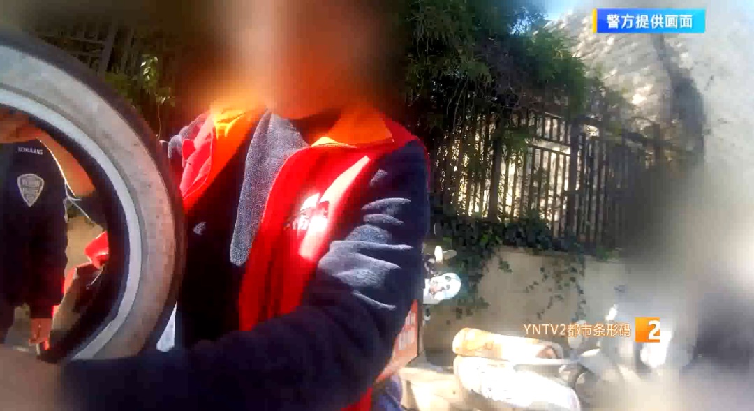 小心！昆明这条下穿隧道惊现“刀片阵”！多辆电动车连环爆胎！