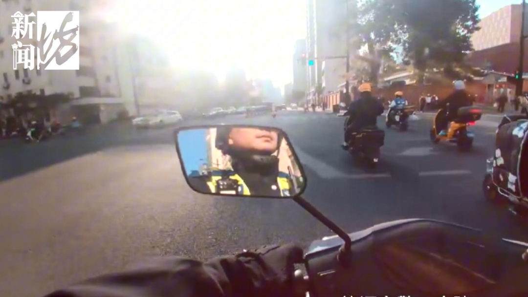 上海市中心，一西装男子突然当街下跪“求放过”……