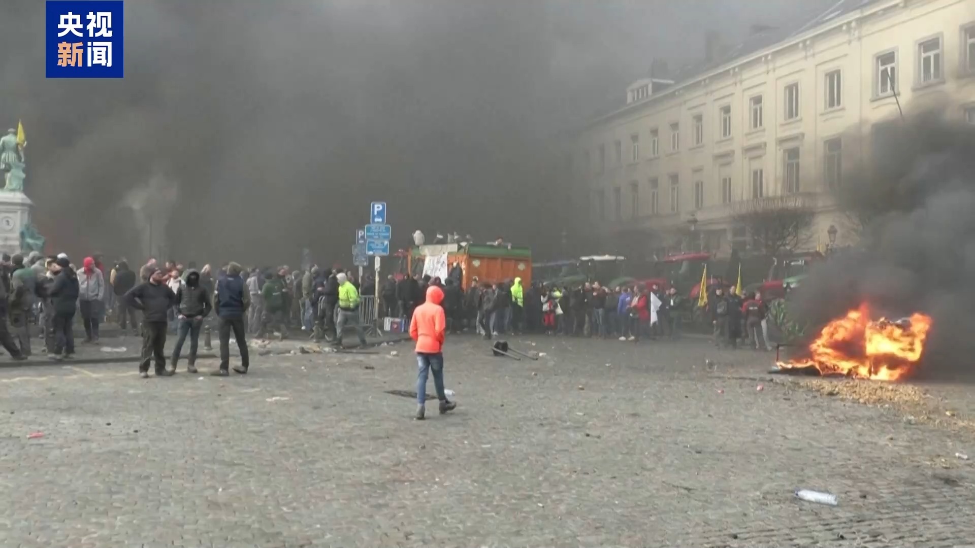 欧洲各地上万农民聚集布鲁塞尔举行抗议