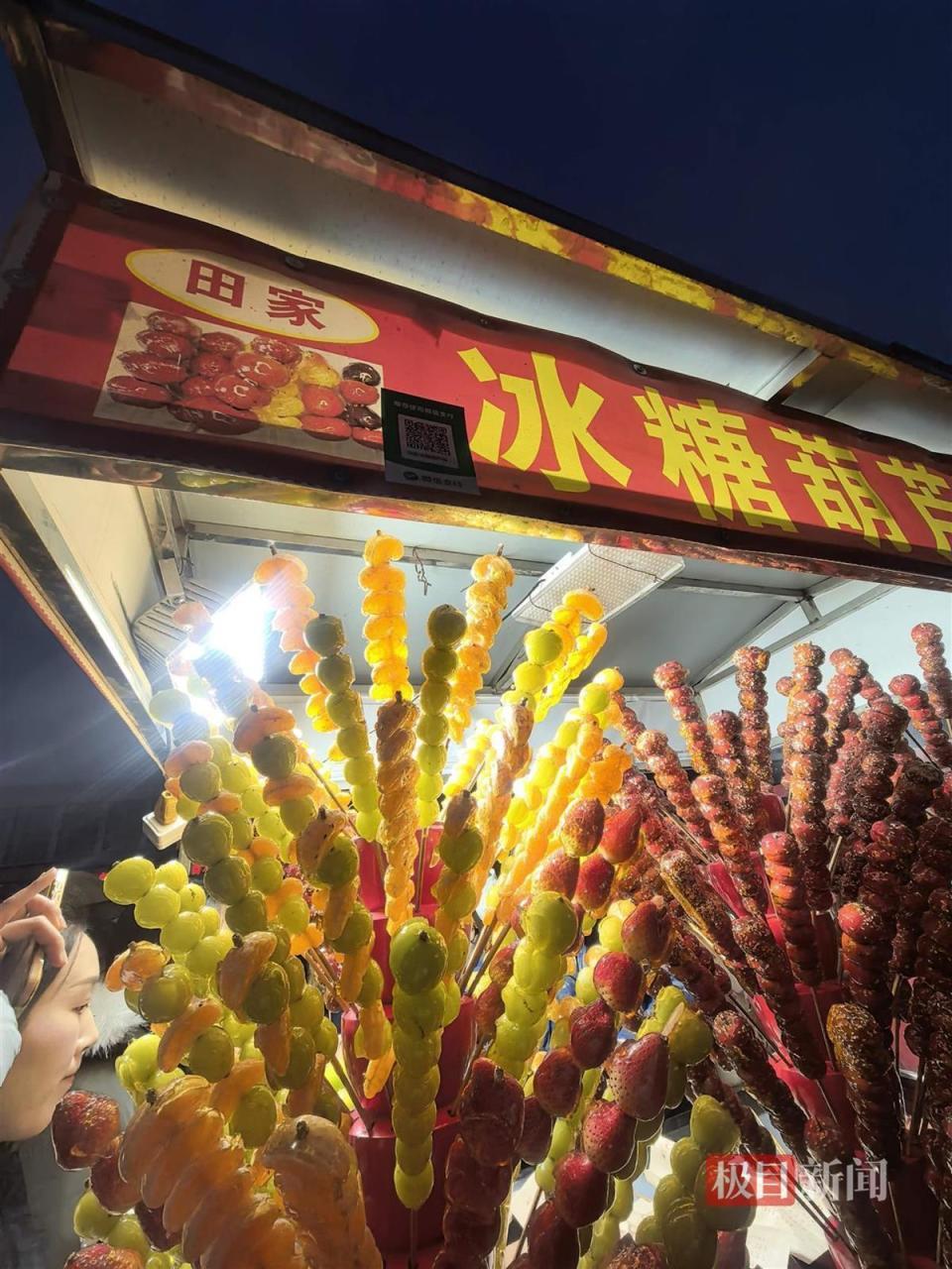 儿子患癌去世留下三幼子，大爷高校门口卖糖葫芦撑起一个家，大学生和市民排长队支持