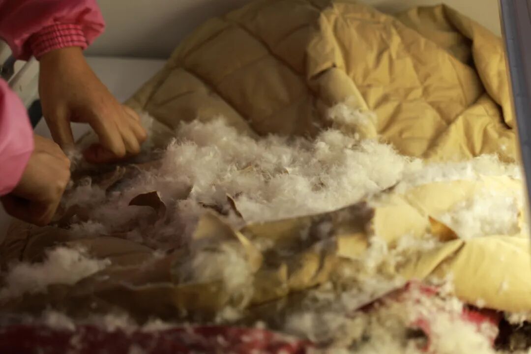 强烈建议：羽绒服不要这样放，“穿两年就不暖了”