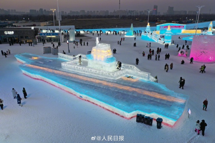 壮观!2000立方冰块雕成冰航母福建舰 壮观!2000立方冰块雕成冰航母福建舰