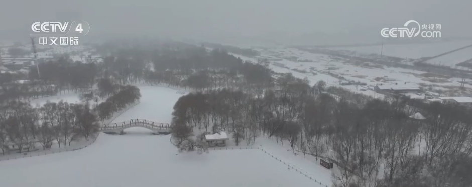 北方多地迎来降雪天气 多部门联动开展清积雪保畅通工作