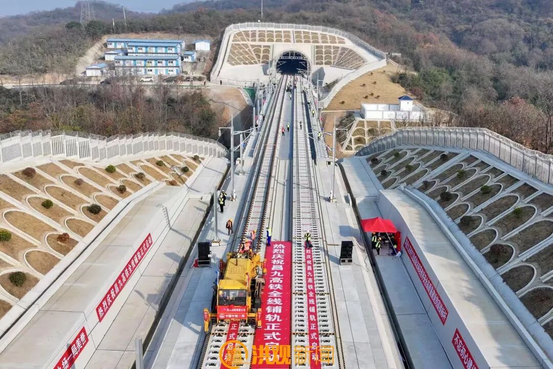昌九高铁开始全线铺轨！