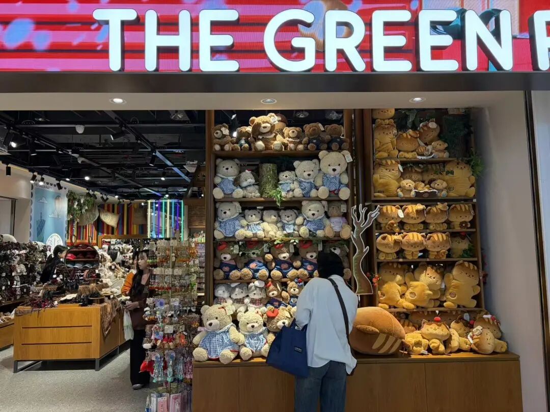 从几十元的小挂件到上万元的限量款，越来越多年轻人为这份治愈买单