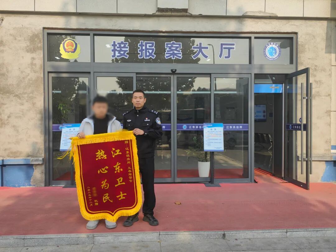 破门急救4个月后，他来到派出所...