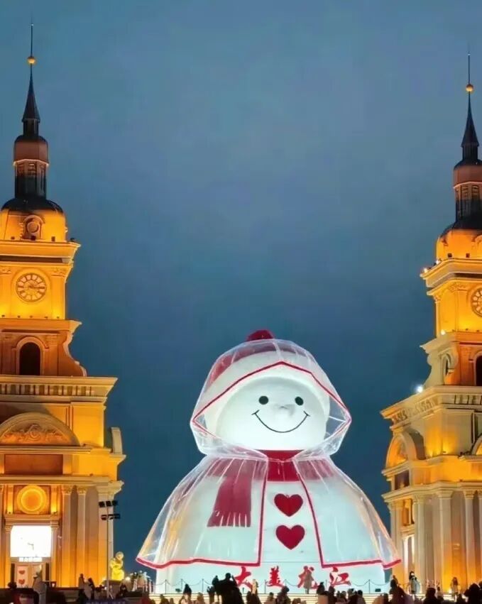 设计师回应哈尔滨网红大雪人穿雨衣：图片系AI生成，雨衣会使雪人融化更快