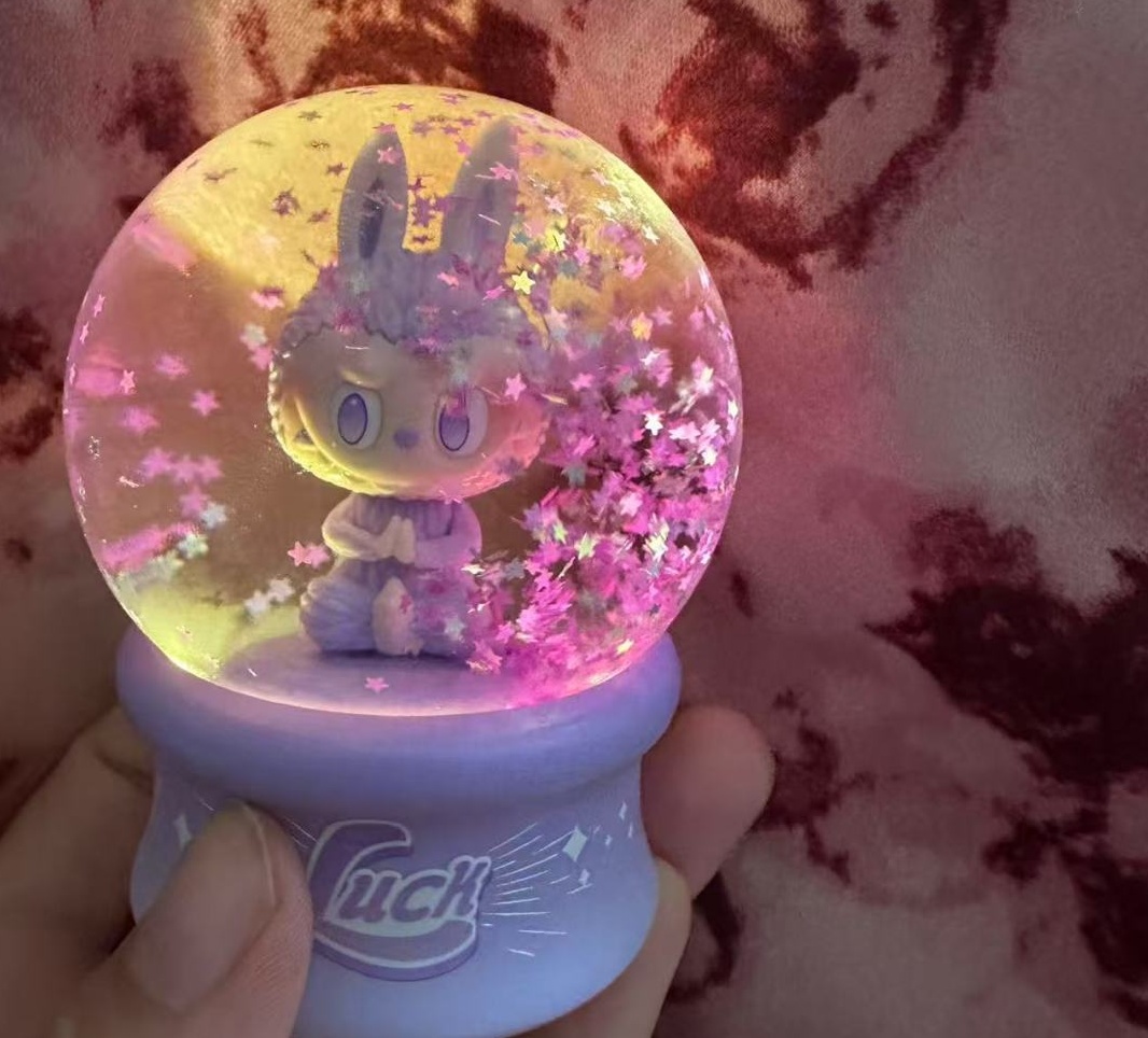 从几十元的小挂件到上万元的限量款，越来越多年轻人为这份治愈买单