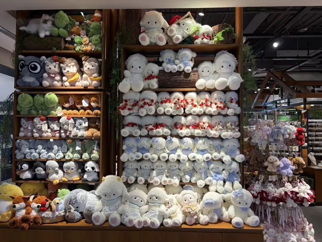 从几十元的小挂件到上万元的限量款，越来越多年轻人为这份治愈买单