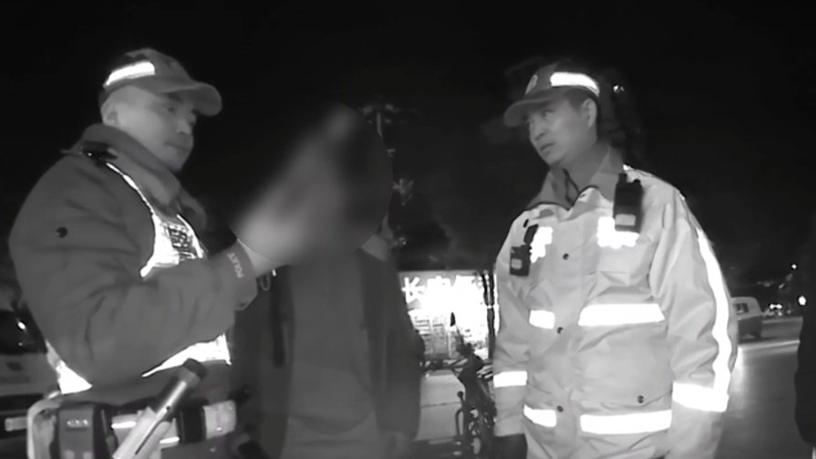 “男人掉眼泪很丢人！” 他突然扑通下跪，请求民警网开一面