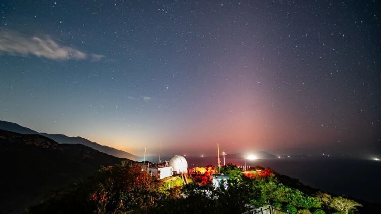 广东一海边出现天文奇观！神秘光锥现身海平面