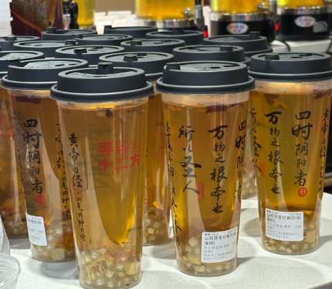 茅根、茯苓、金银花泡奶茶，年轻人爱了