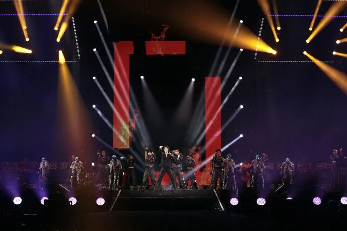 宇树科技人形机器人给王力宏伴舞,并完成高难度“韦伯斯特”空翻 宇树科技人形机器人给王力宏伴舞,并完成高难度“韦伯斯特”空翻