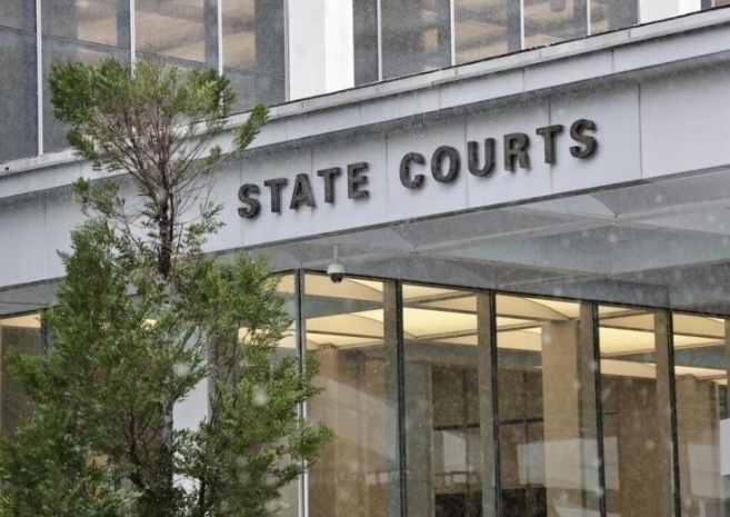 新加坡一男子假释期间偷窃购物券和自行车，被判坐牢两年七个月