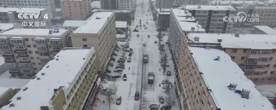 北方多地迎来降雪天气 多部门联动开展清积雪保畅通工作