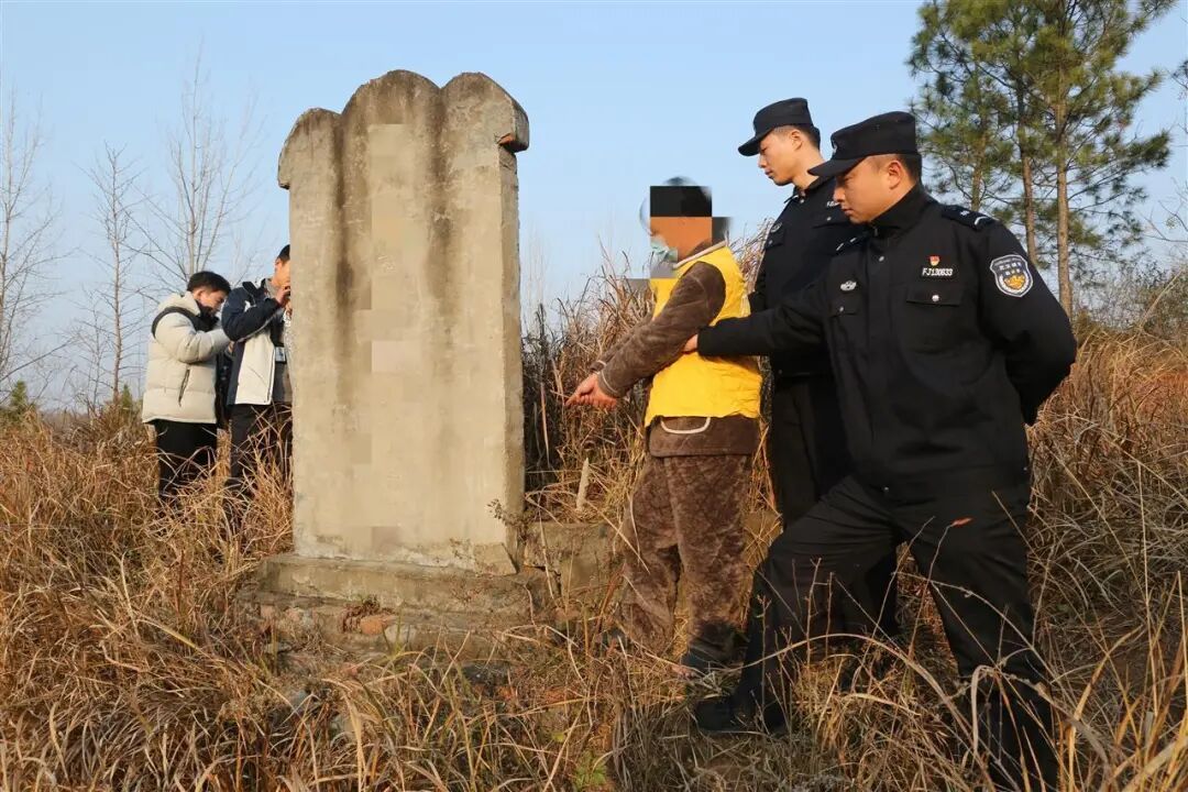 金店墙体惊现盗洞！170万元黄金藏在祖坟墓碑后