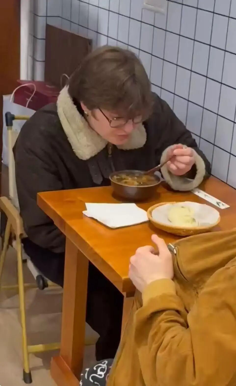 26岁郑州小伙伦敦卖胡辣汤:一碗售价130元,日均客流约300人,外国顾客占三分之一 26岁郑州小伙伦敦卖胡辣汤:一碗售价130元,日均客流约300人,外国顾客占三分之一