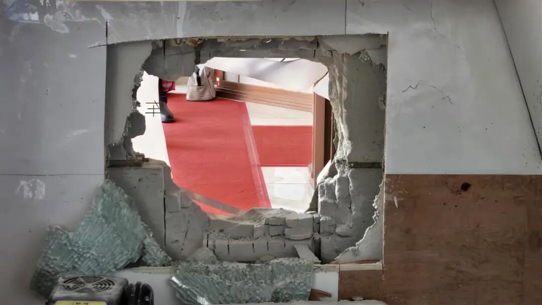 金店墙体惊现盗洞！170万元黄金藏在祖坟墓碑后