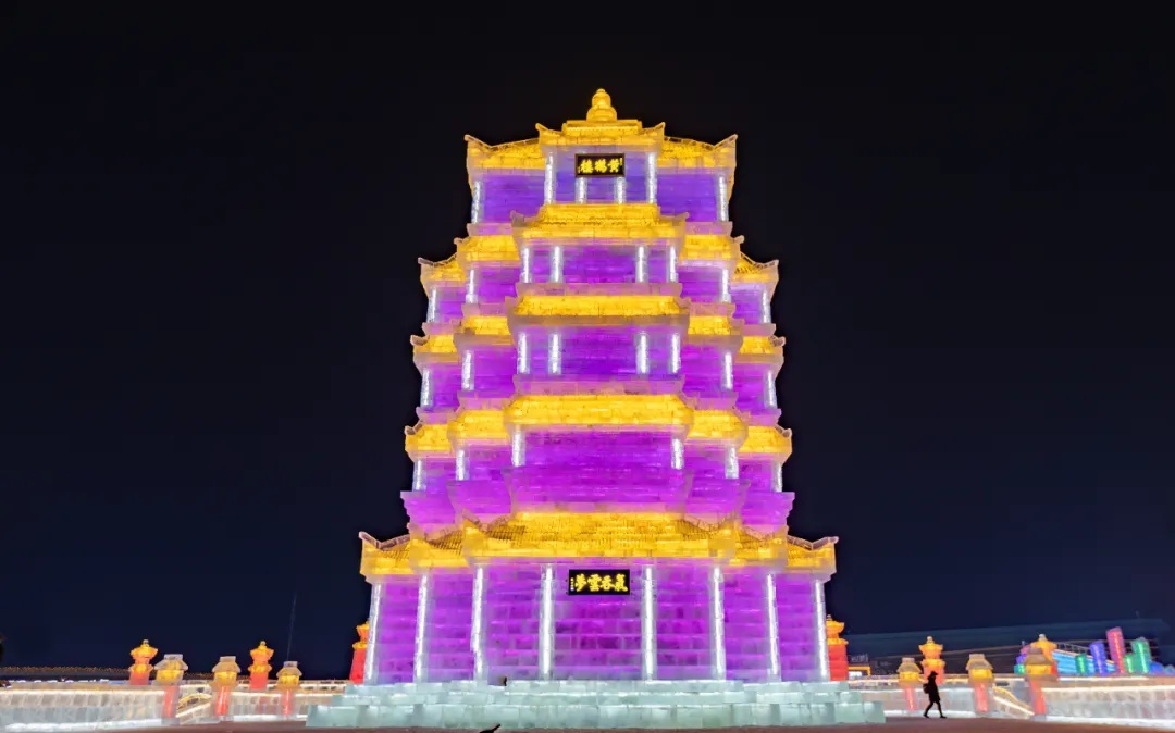 冰雕黄鹤楼火爆全网！网友：黄鹤楼来哈尔滨“出差”，完成一场长江与松花江的约定！