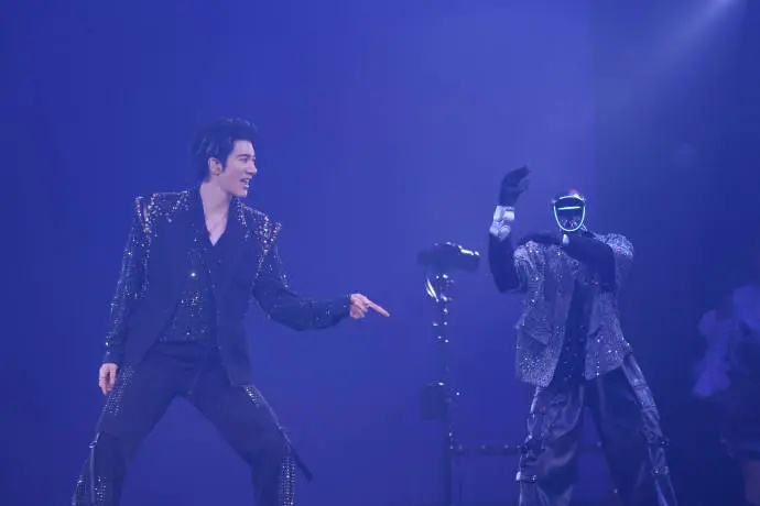 宇树科技人形机器人给王力宏伴舞,并完成高难度“韦伯斯特”空翻 宇树科技人形机器人给王力宏伴舞,并完成高难度“韦伯斯特”空翻