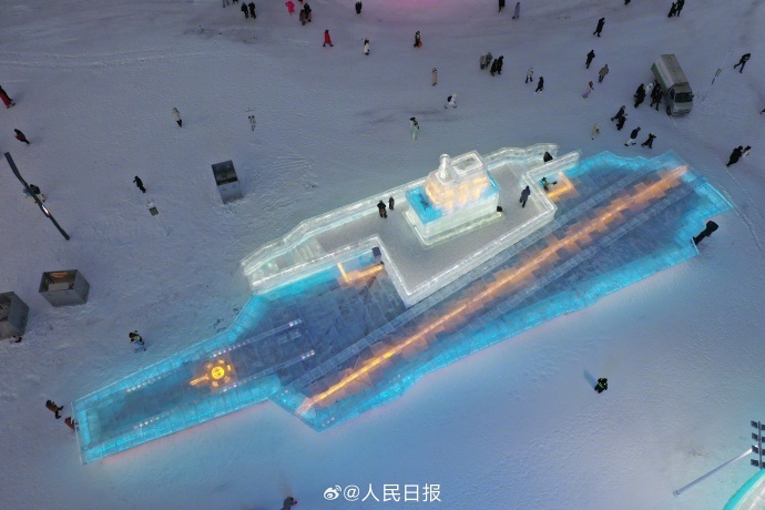壮观!2000立方冰块雕成冰航母福建舰 壮观!2000立方冰块雕成冰航母福建舰