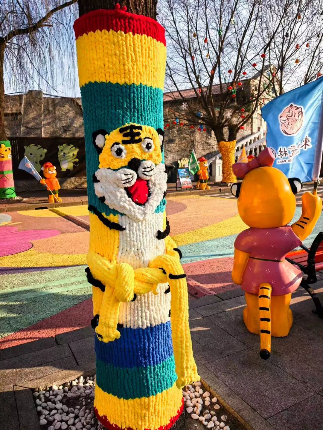 为游客设温暖小屋、大树穿上针织 “新衣”：东北虎林园冬季“换装”迎客