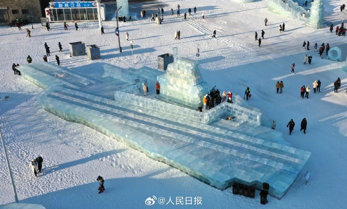 壮观!2000立方冰块雕成冰航母福建舰 壮观!2000立方冰块雕成冰航母福建舰