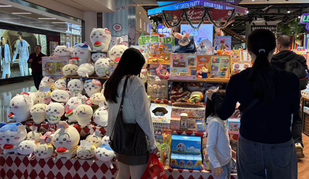 从几十元的小挂件到上万元的限量款，越来越多年轻人为这份治愈买单