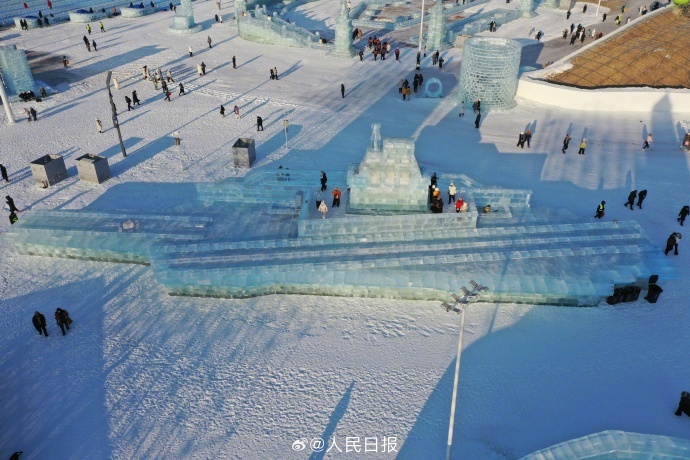 壮观!2000立方冰块雕成冰航母福建舰 壮观!2000立方冰块雕成冰航母福建舰
