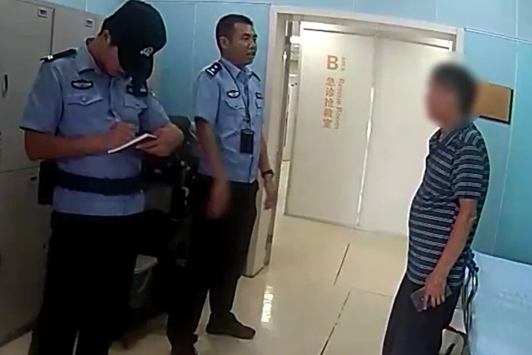 破门急救4个月后，他来到派出所...