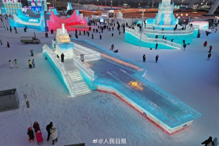 壮观！2000立方冰块雕成冰航母福建舰