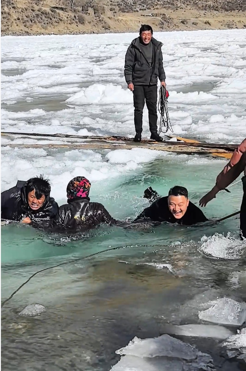 冰河刺骨，但笑容滚烫！四川甘孜警民零下10℃冰河中，救出3只珍稀白唇鹿