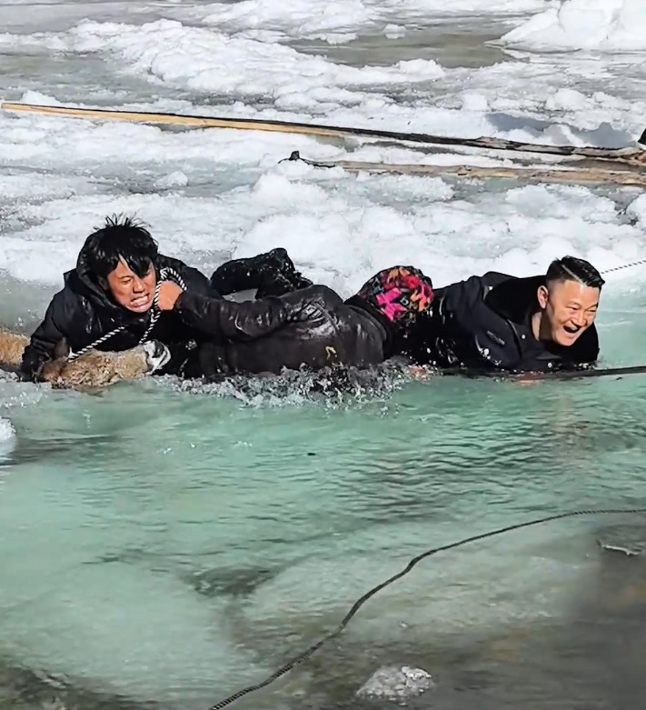 冰河刺骨，但笑容滚烫！四川甘孜警民零下10℃冰河中，救出3只珍稀白唇鹿